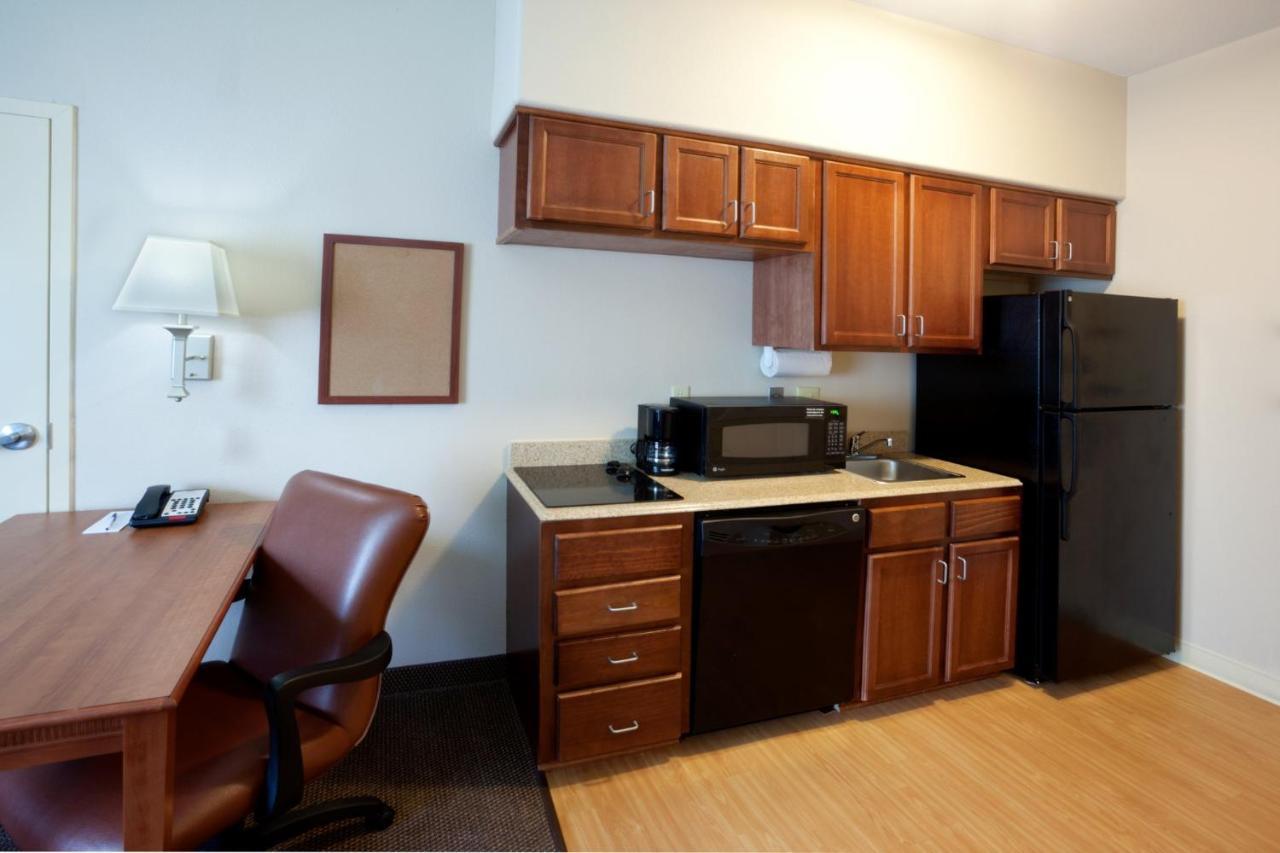 Candlewood Victoria By Ihg Exterior photo