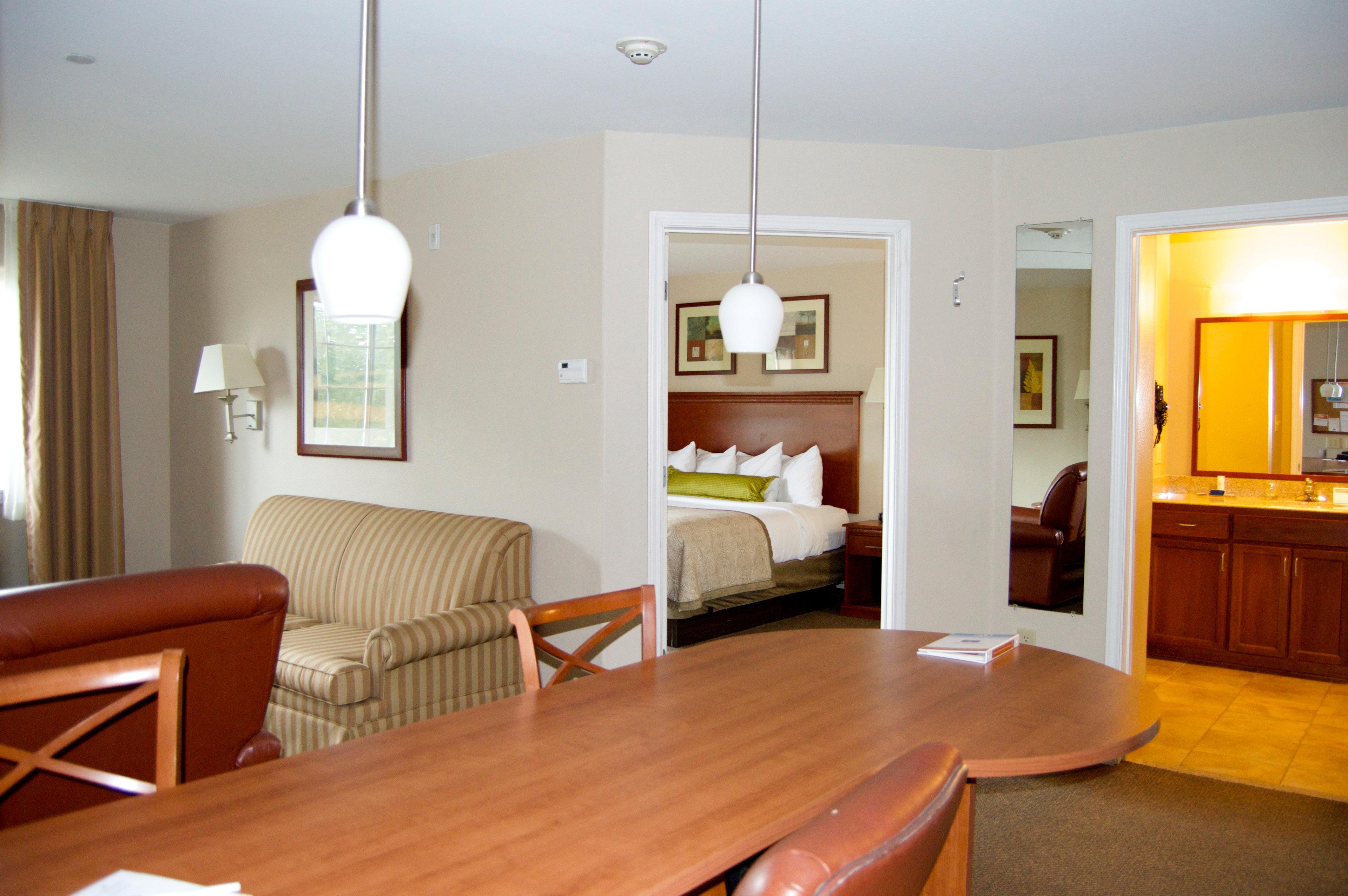 Candlewood Victoria By Ihg Exterior photo