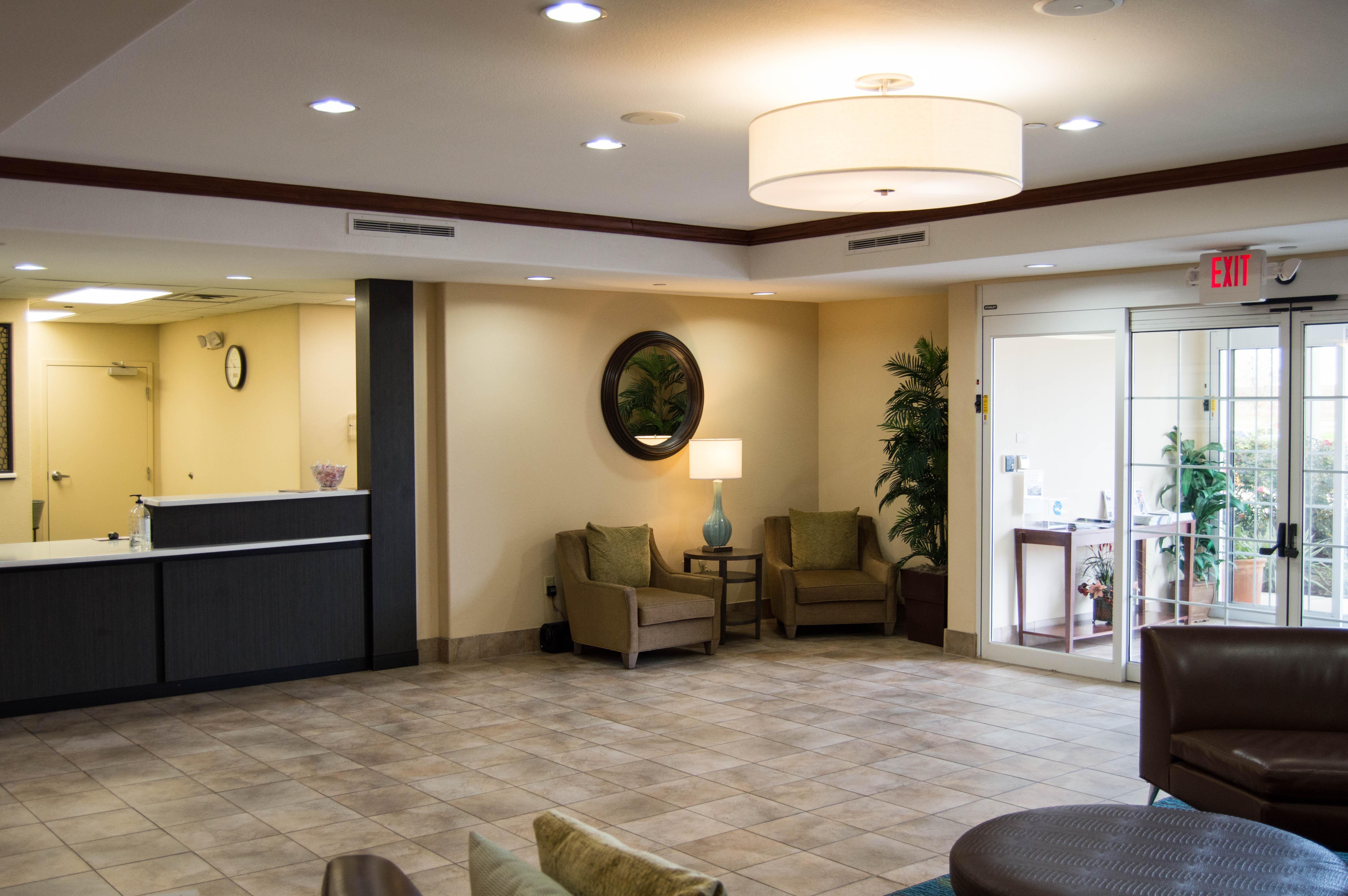 Candlewood Victoria By Ihg Exterior photo