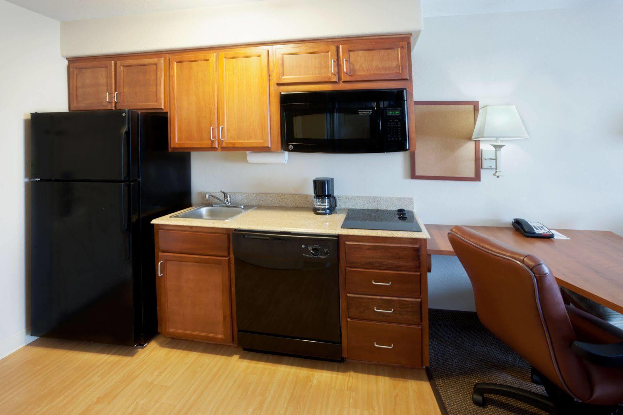 Candlewood Victoria By Ihg Room photo