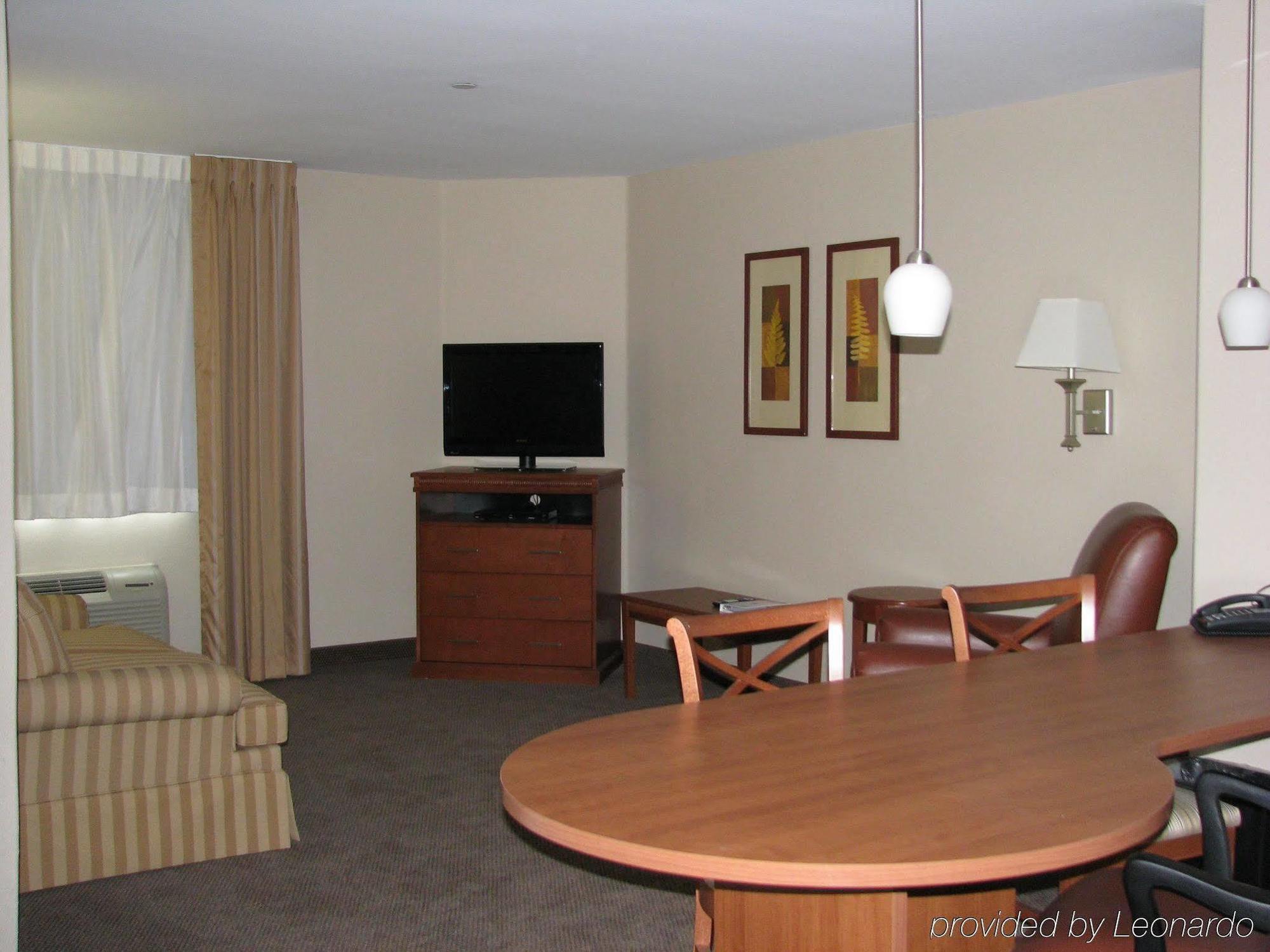 Candlewood Victoria By Ihg Room photo